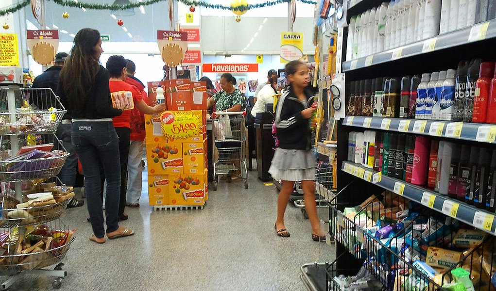 08/06/2015- Gastos do brasileiro crescerão em ritmo menor até 2019, mostra estudo. Lazer e bebidas não alcoólicas terão o menor aumento no consumo. Despesas anuais devem crescer 7%, contra média de 11% no passado. (Foto: Paulo Emílio) 08/06/2015- Gastos do brasileiro crescerão em ritmo menor até 2019, mostra estudo. Lazer e bebidas não alcoólicas terão o menor aumento no consumo. Despesas anuais devem crescer 7%, contra média de 11% no passado.