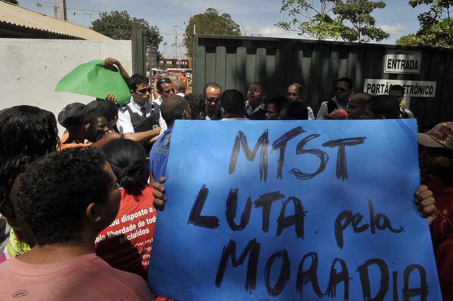 Bras�lia - Integrantes do Movimento dos Trabalhadores Sem Teto (MTST), fazem manifesta��o em frente na port�ria do canteiro de obras do Est�dio Nacional de Bras�lia Man� Garrincha (Foto: Renata Paiva) Bras�lia - Integrantes do Movimento dos Trabalhadores Sem Teto (MTST), fazem manifesta��o em frente na port�ria do canteiro de obras do Est�dio Nacional de Bras�lia Man� Garrincha
