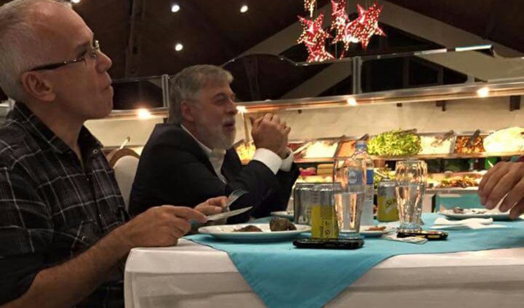---------- EXCLUSIVO EMBARGADO -------- PRC CURITIBA PR 28/04/2015 POLITICA - OPERAÇÃO LAVA JATO/PETROBRAS - O ex-diretor de abastecimento da Petrobras, delator da Operação Lava Jato, Paulo Roberto Costa foi fotografado jantando em uma churrascaria de C (Foto: Dimas Roque) ---------- EXCLUSIVO EMBARGADO -------- PRC CURITIBA PR 28/04/2015 POLITICA - OPERAÇÃO LAVA JATO/PETROBRAS - O ex-diretor de abastecimento da Petrobras, delator da Operação Lava Jato, Paulo Roberto Costa foi fotografado jantando em uma churrascaria de C