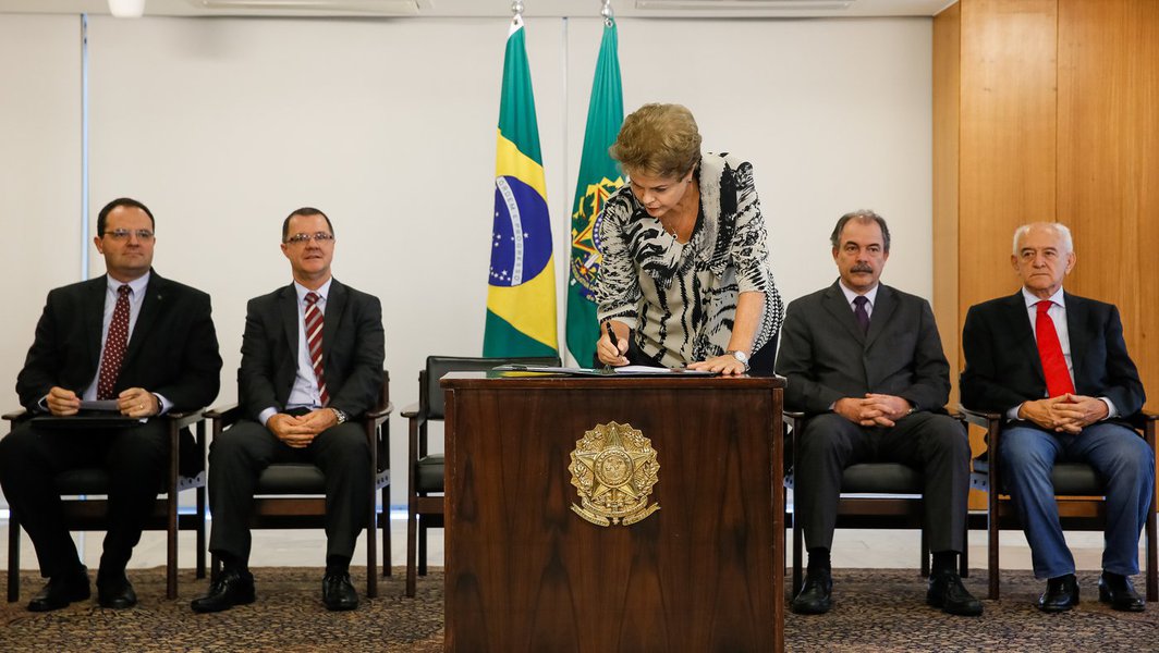 Brasília - DF, 24/03/2015. Presidenta Dilma Rousseff durante assinatura da Medida Provisória da Política do Salário Mínimo. Foto: Roberto Stuckert Filho/PR. (Foto: Romulo Faro) Brasília - DF, 24/03/2015. Presidenta Dilma Rousseff durante assinatura da Medida Provisória da Política do Salário Mínimo. Foto: Roberto Stuckert Filho/PR.