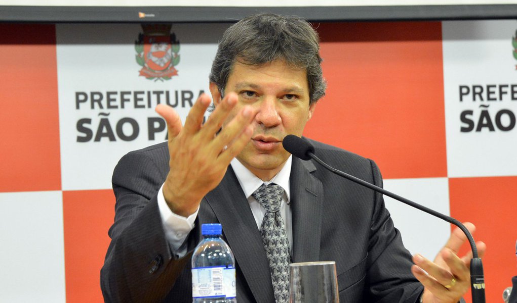 São Paulo- SP- Brasil- 26/05/2015- Haddad anuncia Pacote Anticorrupção.
Entre as medidas estão a demissão de servidores que apresentem evolução patrimonial incompatível com seus rendimentos ou pratiquem atos de improbidade administrativa e nepotismo.
(Foto: Aquiles Lins) São Paulo- SP- Brasil- 26/05/2015- Haddad anuncia Pacote Anticorrupção.
Entre as medidas estão a demissão de servidores que apresentem evolução patrimonial incompatível com seus rendimentos ou pratiquem atos de improbidade administrativa e nepotismo.