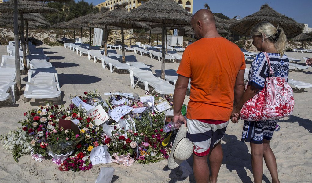 Homenagem aos mortos em ataque a hotel na TunÃsia. 29/06/2015 REUTERS/Zohra Bensemra (Foto: Gisele Federicce) Homenagem aos mortos em ataque a hotel na TunÃsia. 29/06/2015 REUTERS/Zohra Bensemra