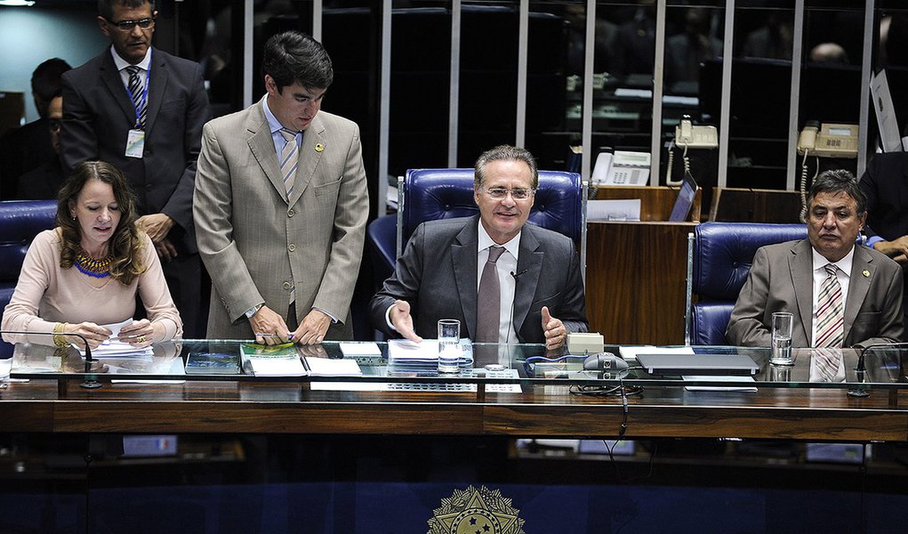 Plenário do Senado durante sessão deliberativa ordinária.
Mesa:
senadora Vanessa Grazziotin (PCdoB-AM);
presidente do Senado Federal, senador Renan Calheiros (PMDB-AL);
senador Zeze Perrella (PDT-MG).
Foto: Moreira Mariz/Agência Senado (Foto: Roberta Namour) Plenário do Senado durante sessão deliberativa ordinária.
Mesa:
senadora Vanessa Grazziotin (PCdoB-AM);
presidente do Senado Federal, senador Renan Calheiros (PMDB-AL);
senador Zeze Perrella (PDT-MG).
Foto: Moreira Mariz/Agência Senado