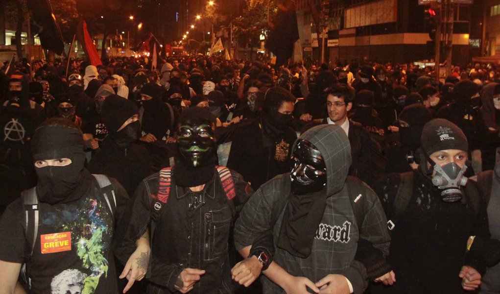 BLACK BLOC (Foto: Paulo Emílio) BLACK BLOC