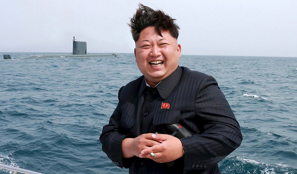 Foto de divulgação da agência de notÃcia KCNA mostra o lÃder norte-coreano, Kim Jong Un, em frente a um submarino para acompanhar teste de lançamento de mÃssil. 09/05/2015 REUTERS/KCNA (Foto: Charles Nisz) Foto de divulgação da agência de notÃcia KCNA mostra o lÃder norte-coreano, Kim Jong Un, em frente a um submarino para acompanhar teste de lançamento de mÃssil. 09/05/2015 REUTERS/KCNA