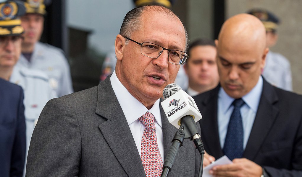 O Governador de São Paulo entregou 184 motos para a Polícia Militar em evento realizado na Porta dos Cavalos no Palácio dos Bandeirantes em São Paulo. São Paulo 23/11/2015 - Foto: Eduardo Saraiva/A2IMG (Foto: Aquiles Lins) O Governador de São Paulo entregou 184 motos para a Polícia Militar em evento realizado na Porta dos Cavalos no Palácio dos Bandeirantes em São Paulo. São Paulo 23/11/2015 - Foto: Eduardo Saraiva/A2IMG