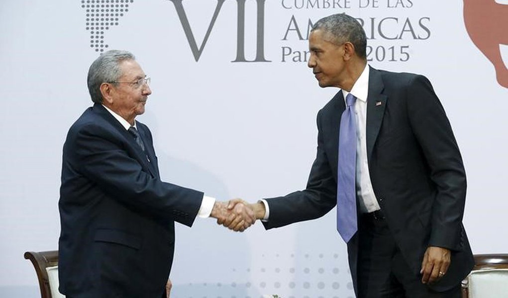 Presidente dos Estados Unidos, Barack Obama, e presidente de Cuba, Raúl Castro, durante encontro no Panamá. 11/04/2015 REUTERS/Jonathan Ernst (Foto: Paulo Emílio) Presidente dos Estados Unidos, Barack Obama, e presidente de Cuba, Raúl Castro, durante encontro no Panamá. 11/04/2015 REUTERS/Jonathan Ernst
