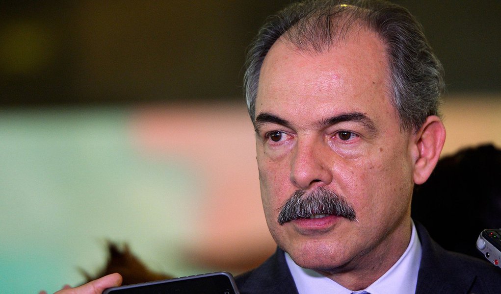 O ministro-chefe da Casa Civil, Aloizio Mercadante, fala à imprensa, no Palácio do Planalto (Wilson Dias/Agência Brasil) (Foto: Leonardo Attuch) O ministro-chefe da Casa Civil, Aloizio Mercadante, fala à imprensa, no Palácio do Planalto (Wilson Dias/Agência Brasil)