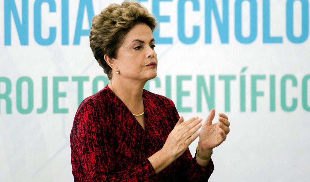 Brasília - A presidenta Dilma Rousseff sanciona o novo Marco Legal da Ciência, Tecnologia e Inovação. A proposta aproxima as universidades das empresas (Marcelo Camargo/Agência Brasil) (Foto: Gisele Federicce) Brasília - A presidenta Dilma Rousseff sanciona o novo Marco Legal da Ciência, Tecnologia e Inovação. A proposta aproxima as universidades das empresas (Marcelo Camargo/Agência Brasil)