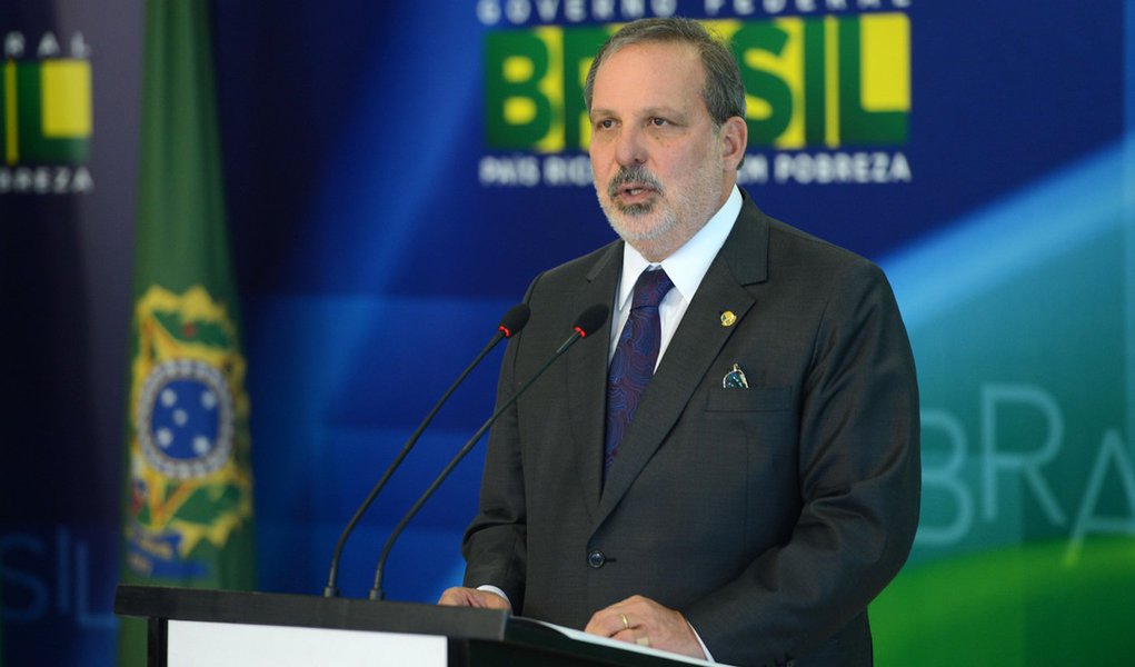 Brasília- DF- Brasil- 01/12/2014- Após ser anunciado como novo ministro do Desenvolvimento, Indústria e Comércio Exterior, o senador Armando de Queiroz Monteiro Neto, fala à imprensa no Palácio do Planalto. (Fabio Rodrigues Pozzebom/Agência Brasil) (Foto: Paulo Emílio) Brasília- DF- Brasil- 01/12/2014- Após ser anunciado como novo ministro do Desenvolvimento, Indústria e Comércio Exterior, o senador Armando de Queiroz Monteiro Neto, fala à imprensa no Palácio do Planalto. (Fabio Rodrigues Pozzebom/Agência Brasil)