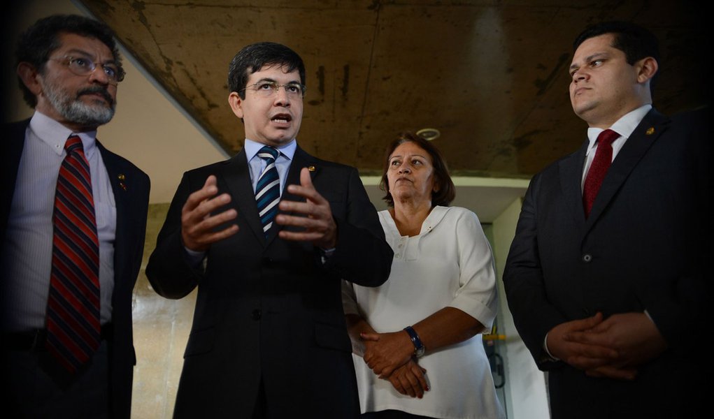 Brasília- DF- Brasil- 31/03/2015- Senadores Paulo Rocha, Randolfe Rodrigues, Fatima Bezerra e Davi Alcolumbre falam com a imprensa após reunião na PGR (Fabio Rodrigues Pozzebom/Agência Brasil) (Foto: Paulo Emílio) Brasília- DF- Brasil- 31/03/2015- Senadores Paulo Rocha, Randolfe Rodrigues, Fatima Bezerra e Davi Alcolumbre falam com a imprensa após reunião na PGR (Fabio Rodrigues Pozzebom/Agência Brasil)