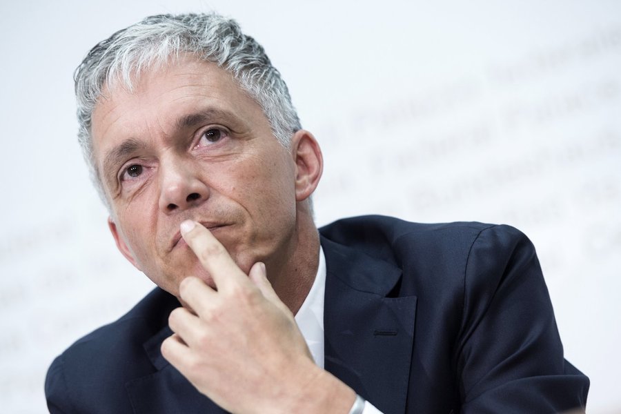 Swiss attorney general Michael Lauber speaks during a press conference in Bern, Switzerland, Wednesday, June 17, 2015. Lauber said that banks have noted 53 possible money-laundering cases in a FIFA probe. (Marcel Bieri/Keystone via AP) (Foto: Leonardo Attuch) Swiss attorney general Michael Lauber speaks during a press conference in Bern, Switzerland, Wednesday, June 17, 2015. Lauber said that banks have noted 53 possible money-laundering cases in a FIFA probe. (Marcel Bieri/Keystone via AP)