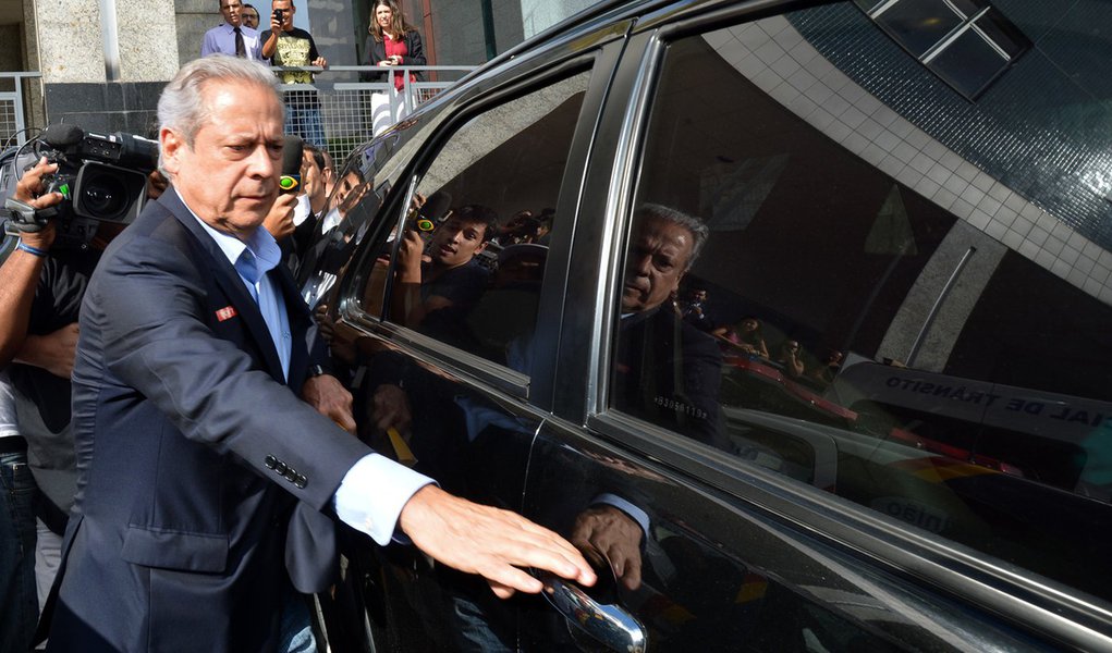 O ex-ministro da Casa Civil José Dirceu após assinar na Vara de Execuções Penais do Distrito Federal o termo que autoriza a cumprir prisão no regime aberto (Fabio Rodrigues Pozzebom/Agência Brasil) (Foto: Walter Santos) O ex-ministro da Casa Civil José Dirceu após assinar na Vara de Execuções Penais do Distrito Federal o termo que autoriza a cumprir prisão no regime aberto (Fabio Rodrigues Pozzebom/Agência Brasil)