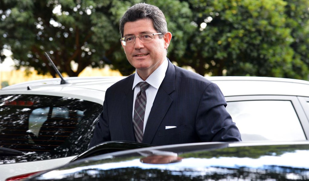 26/03/2015- Brasília- DF, Brasil- O ministro da Fazenda, Joaquim Lev, chega para reunião do Conselho Monetário Nacional, no ministério. (Foto: Paulo Emílio) 26/03/2015- Brasília- DF, Brasil- O ministro da Fazenda, Joaquim Lev, chega para reunião do Conselho Monetário Nacional, no ministério.