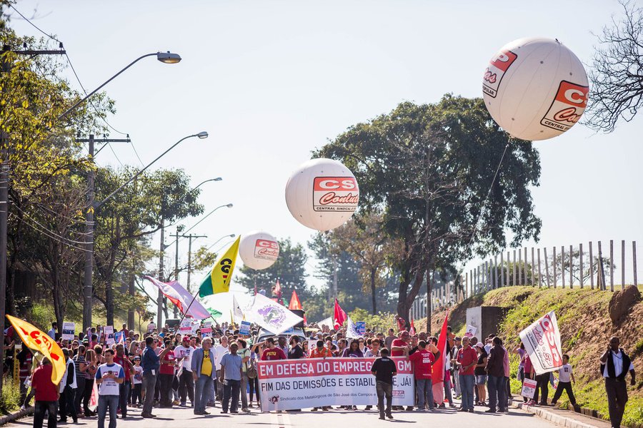 Demissões na planta da General Motors em São José dos Campos Passeata de funcionários demitidos e familiares fizeram uma passeata e invadiram a rodovia Dutra.( São José dos Campos , SP , 14.08.15 Foto: Roosevelt Cássio ) (Foto: Paulo Emílio) Demissões na planta da General Motors em São José dos Campos Passeata de funcionários demitidos e familiares fizeram uma passeata e invadiram a rodovia Dutra.( São José dos Campos , SP , 14.08.15 Foto: Roosevelt Cássio )