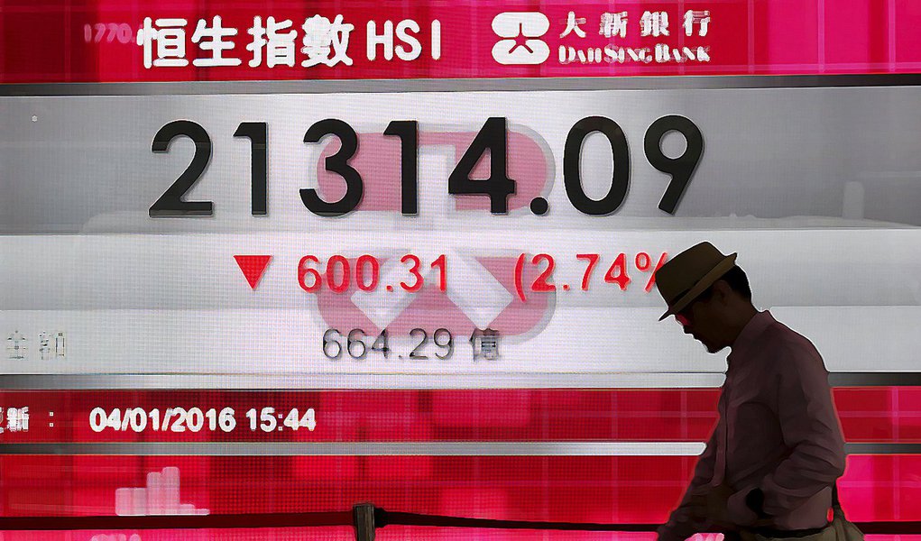 Homem passa por painel mostrando cotação do índice Hang Seng em Hong Kong. 04/01/2016 REUTERS/Bobby Yip (Foto: Roberta Namour) Homem passa por painel mostrando cotação do índice Hang Seng em Hong Kong. 04/01/2016 REUTERS/Bobby Yip