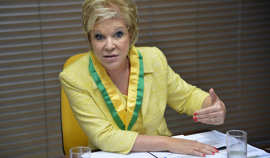 A ministra da Cultura, Marta Suplicy, recebeu maestros e produtor musical para discutir a metodologia do ensino de música nos Centros de Artes e Esportes Unificados (CEUs). Mesa (esq-dir) produtor do Instituto Novo Tempo, Lenir Boldrin, maestros Arthur Ba (Foto: Roberta Namour) A ministra da Cultura, Marta Suplicy, recebeu maestros e produtor musical para discutir a metodologia do ensino de música nos Centros de Artes e Esportes Unificados (CEUs). Mesa (esq-dir) produtor do Instituto Novo Tempo, Lenir Boldrin, maestros Arthur Ba