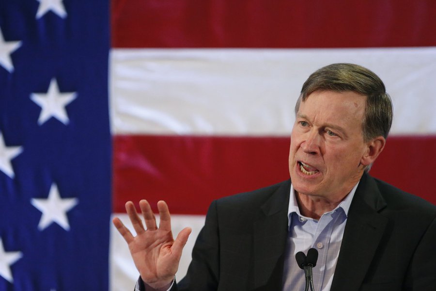 Colorado Gov. John Hickenlooper speaks during a rally at which former President Bill Clinton urged Coloradans to reelect Gov. Hickenlooper, U.S. Sen. Mark Udall, and other Democratic candidates, in Lakewood, Colo., Tuesday, Oct. 28, 2014. (Foto: Romulo Faro) Colorado Gov. John Hickenlooper speaks during a rally at which former President Bill Clinton urged Coloradans to reelect Gov. Hickenlooper, U.S. Sen. Mark Udall, and other Democratic candidates, in Lakewood, Colo., Tuesday, Oct. 28, 2014.