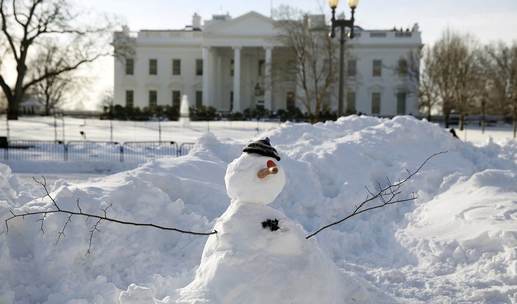 Boneco de neve em frente a Casa Branca, em Washington. 25/01/2016 REUTERS/Kevin Lamarque (Foto: Leonardo Attuch) Boneco de neve em frente a Casa Branca, em Washington. 25/01/2016 REUTERS/Kevin Lamarque