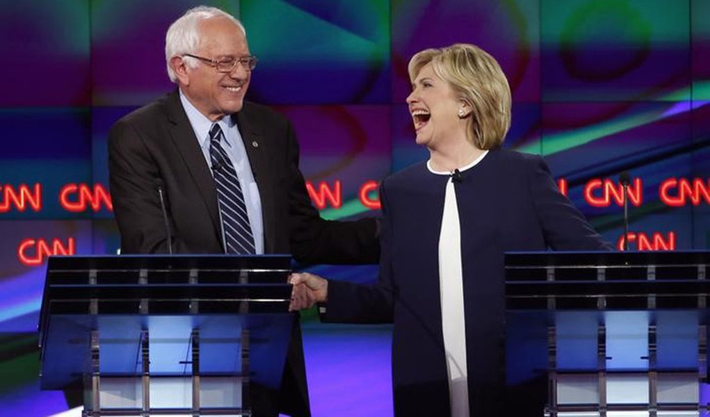 Pré-candidatos democratas à Presidência dos EUA Bernie Sanders e Hillary Clinton durante debate em Las Vegas. 13/10/2015 REUTERS/Lucy Nicholson (Foto: Aquiles Lins) Pré-candidatos democratas à Presidência dos EUA Bernie Sanders e Hillary Clinton durante debate em Las Vegas. 13/10/2015 REUTERS/Lucy Nicholson