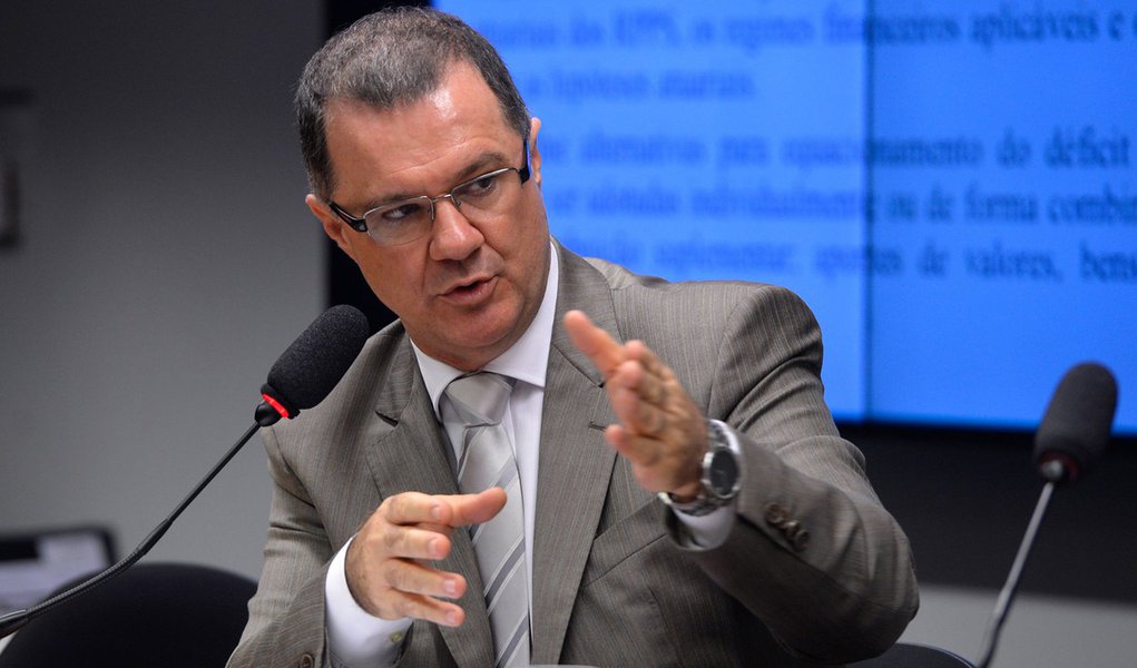 Ministro da Previdência Social, Carlos Eduardo Gabas, fala na Comissão de Fiscalização Financeira e Controle sobre Fundos Previdencià rios Estaduais (Wilson Dias/Agência Brasil) (Foto: Leonardo Attuch) Ministro da Previdência Social, Carlos Eduardo Gabas, fala na Comissão de Fiscalização Financeira e Controle sobre Fundos Previdencià rios Estaduais (Wilson Dias/Agência Brasil)