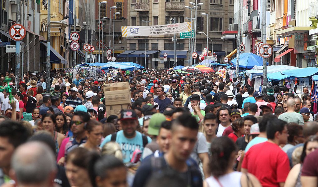 São Paulo 20/12/2014 Movimento na Rua 25 de Marco no ultimo fim de semana antes do Natal. Foto Paulo Pinto/Fotos Publicas (Foto: Leonardo Attuch) São Paulo 20/12/2014 Movimento na Rua 25 de Marco no ultimo fim de semana antes do Natal. Foto Paulo Pinto/Fotos Publicas