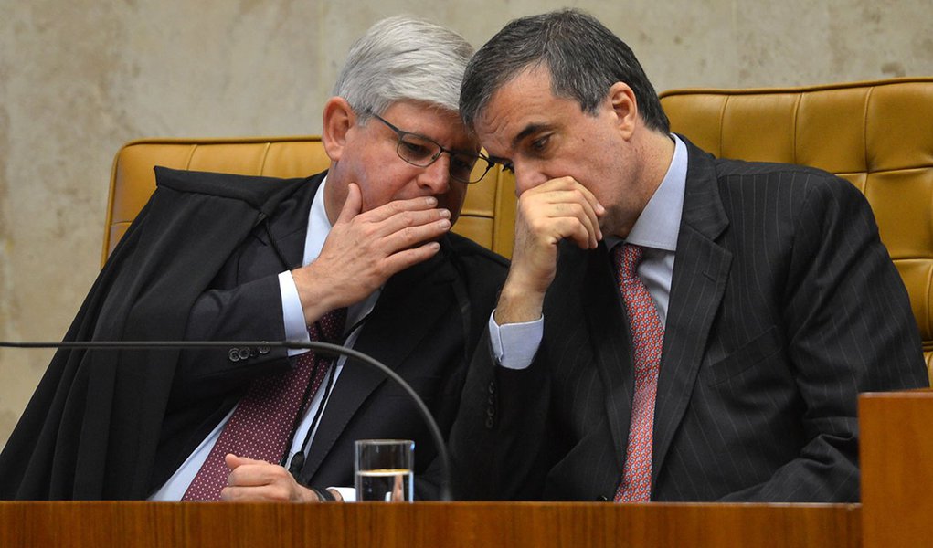O procurador-geral da República, Rodrigo Jannot, e o ministro da Justiça, José Eduardo Cardozo, durante cerimônia de abertura dos trabalhos do Judiciário, no Supremo Tribunal Federal (STF) (Antonio Cruz/Agência Brasil) (Foto: Roberta Namour) O procurador-geral da República, Rodrigo Jannot, e o ministro da Justiça, José Eduardo Cardozo, durante cerimônia de abertura dos trabalhos do Judiciário, no Supremo Tribunal Federal (STF) (Antonio Cruz/Agência Brasil)