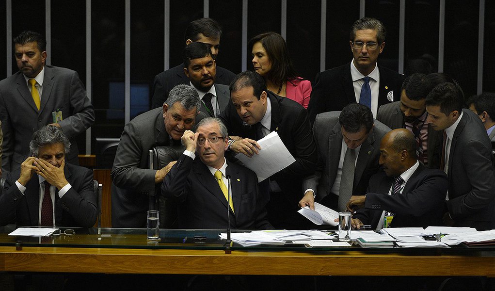 O presidente da Câmara, Eduardo Cunha, decidiu colocar em votação uma nova proposta para redução da maioridade penal em sessão extraordinária, após acordo com lÃderes (Fabio Rodrigues Pozzebom/Agência Brasil) (Foto: Roberta Namour) O presidente da Câmara, Eduardo Cunha, decidiu colocar em votação uma nova proposta para redução da maioridade penal em sessão extraordinária, após acordo com lÃderes (Fabio Rodrigues Pozzebom/Agência Brasil)