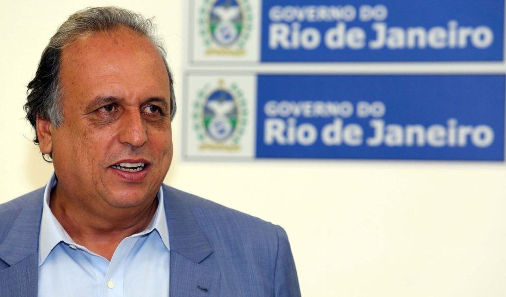 29.05.2015 - Rio de Janeiro - RJ - Governador Luiz Fernando Pezão durante reunião com 21 prefeitos da Região Metropolitana para apresentação de projeto de lei a ser encaminhado à Assembleia Legislativa, que estabelece novas formas de governança e planejam (Foto: Gisele Federicce) 29.05.2015 - Rio de Janeiro - RJ - Governador Luiz Fernando Pezão durante reunião com 21 prefeitos da Região Metropolitana para apresentação de projeto de lei a ser encaminhado à Assembleia Legislativa, que estabelece novas formas de governança e planejam