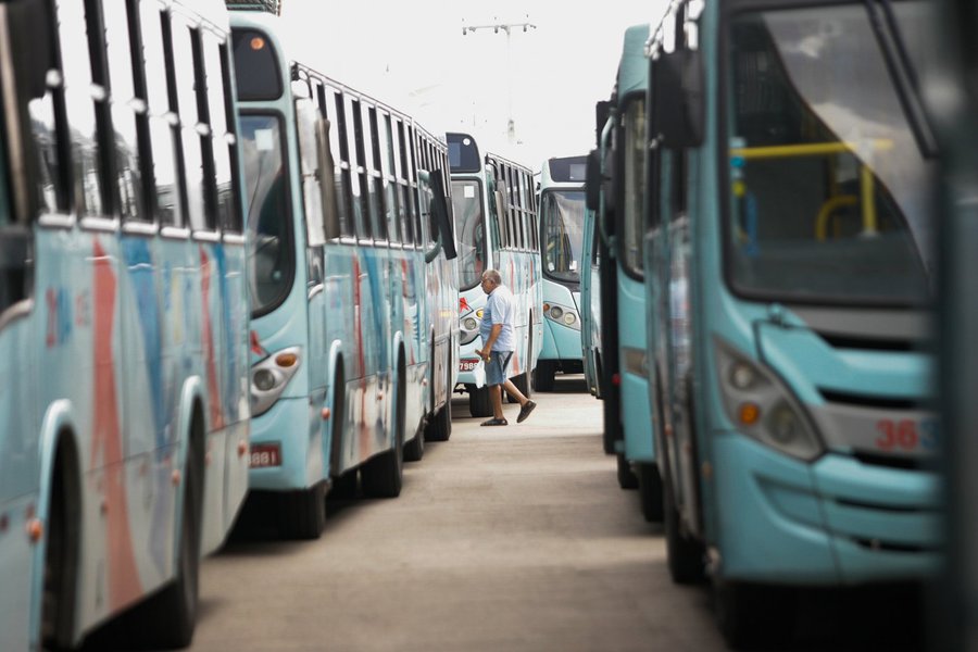 29 de maio de 2014 - Paralizacao do motoristas de onibus em fortaleza leva transtorno ao passageiros.no detalhe a movimentacao no terminal do antonio bezerra. (Foto: Renata Paiva) 29 de maio de 2014 - Paralizacao do motoristas de onibus em fortaleza leva transtorno ao passageiros.no detalhe a movimentacao no terminal do antonio bezerra.