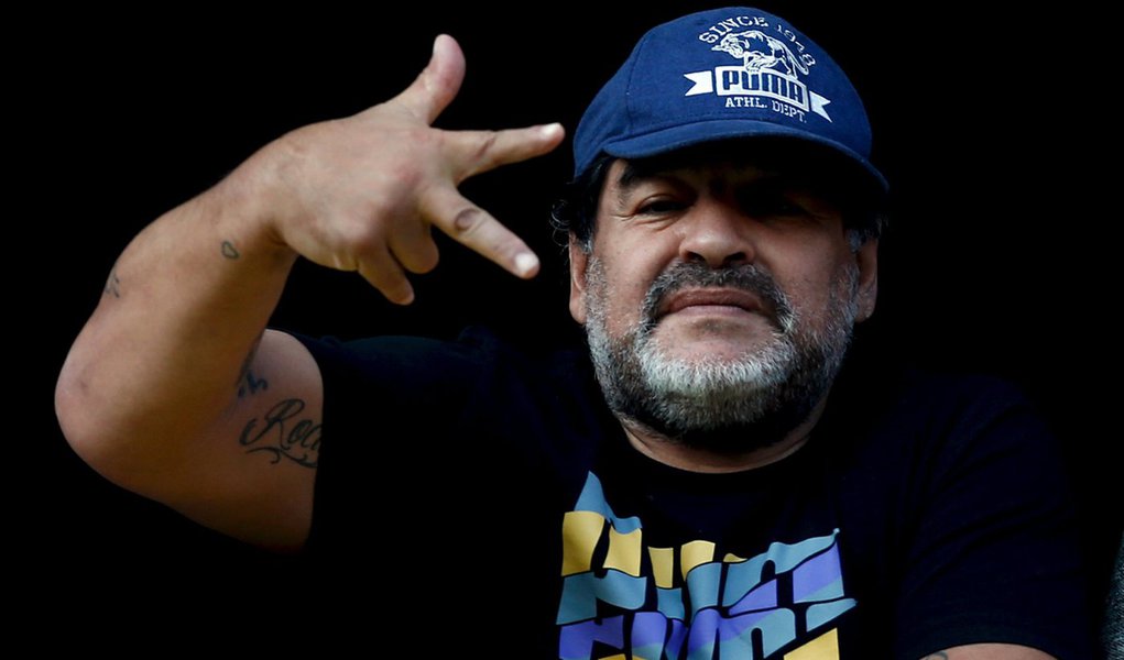 Maradona faz gesto em jogo do Boca Juniors contra o Quilmes em Buenos Aires. 18/7/2015. REUTERS/Marcos Brindicci (Foto: José Barbacena) Maradona faz gesto em jogo do Boca Juniors contra o Quilmes em Buenos Aires. 18/7/2015. REUTERS/Marcos Brindicci