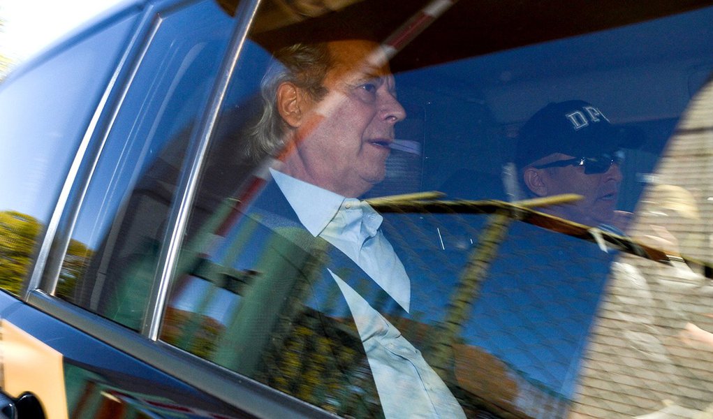 Ex-ministro José Dirceu deixa a sede da Polícia Federal em Brasília em direção a Curitiba (Marcello Casal Jr/Agência Brasil) (Foto: Leonardo Yarochewsky) Ex-ministro José Dirceu deixa a sede da Polícia Federal em Brasília em direção a Curitiba (Marcello Casal Jr/Agência Brasil)