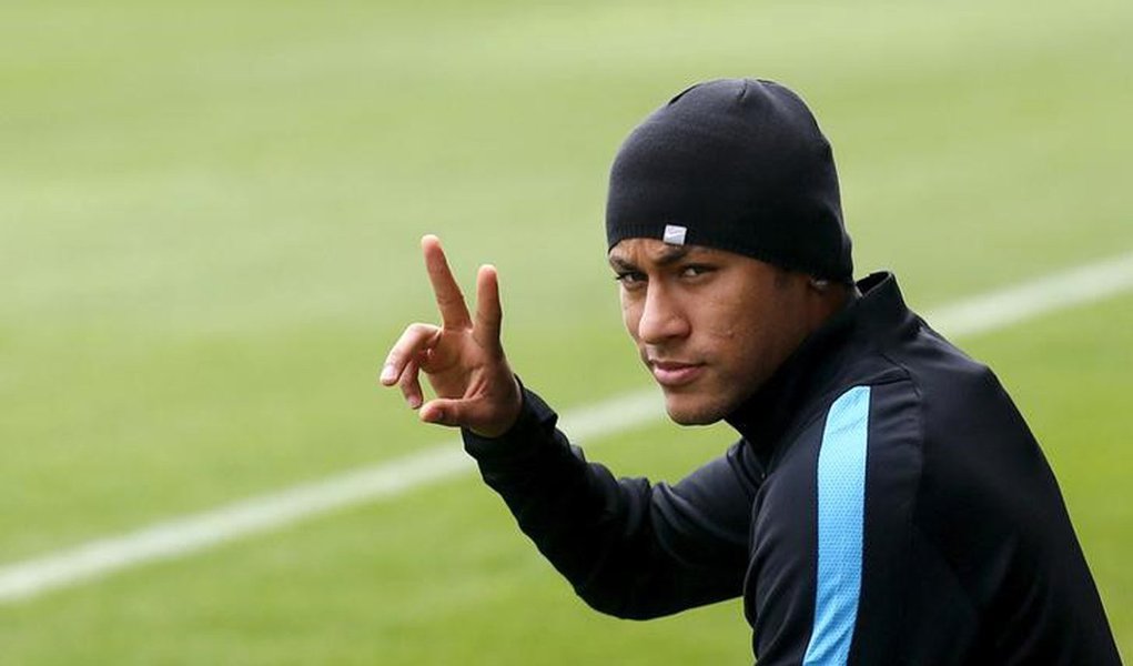 Neymar, do Barcelona, acena ao chegar no treino, perto de Barcelona, na Espanha, nesta segunda-feira. 19/10/2015 REUTERS/Albert Gea (Foto: Gisele Federicce) Neymar, do Barcelona, acena ao chegar no treino, perto de Barcelona, na Espanha, nesta segunda-feira. 19/10/2015 REUTERS/Albert Gea