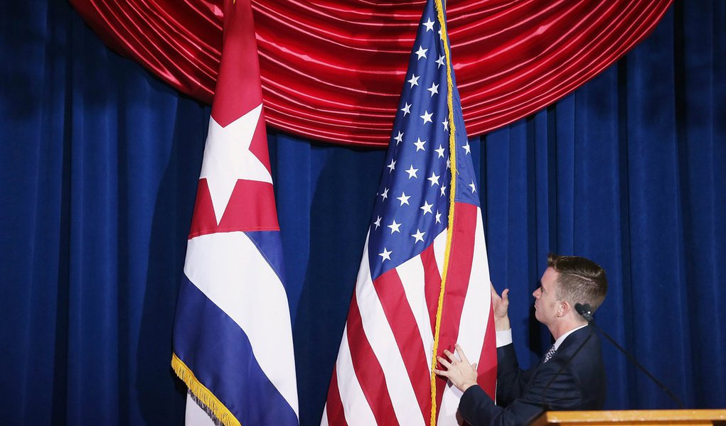 Bandeiras de Cuba e EUA durante cerimônia de reabertura da embaixada cubana em Washington. 20/07/2015 REUTERS/Chip Somodevilla/Pool (Foto: REUTERS/Chip Somodevilla/Pool) www.brasil247.com - Bandeiras de Cuba e EUA durante cerimônia de reabertura da embaixada cubana em Washington. 20/07/2015 REUTERS/Chip Somodevilla/Pool