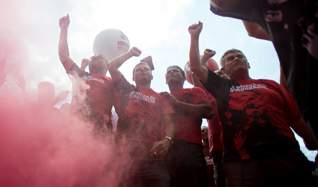 Manifestantes fazem concentração em frente ao Instituto Lula (Marcelo Camargo/Agência Brasil) (Foto: Eduardo Guimarães) www.brasil247.com - Manifestantes fazem concentração em frente ao Instituto Lula (Marcelo Camargo/Agência Brasil)
