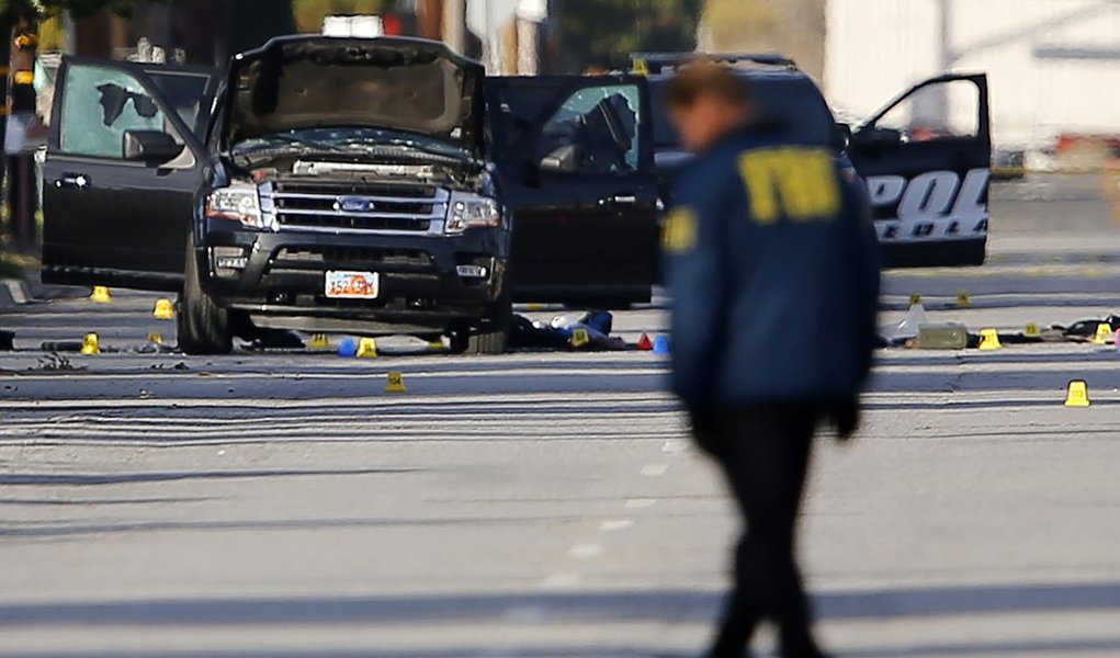 Polícia e FBI investigam local de massacre em San Bernardino, na Califórnia. 03/12/2015 REUTERS/Mike Blake (Foto: Leonardo Lucena) Polícia e FBI investigam local de massacre em San Bernardino, na Califórnia. 03/12/2015 REUTERS/Mike Blake