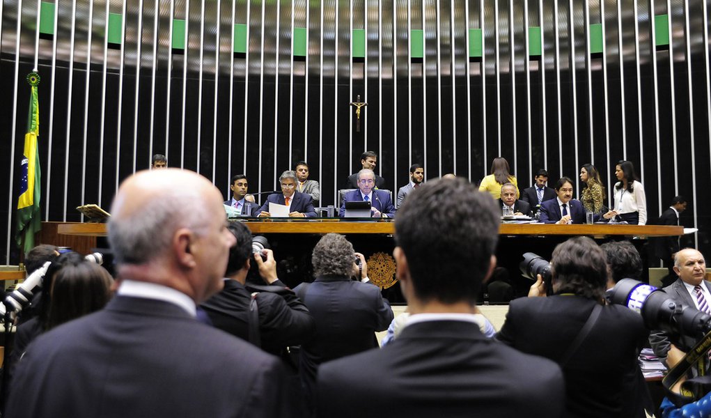 Brasília- DF- Brasil- 03/12/2015- 1º secretário da Mesa Diretora, dep. Beto Mansur (PRB-SP), lê o pedido de impeachment protocolado na Casa contra a presidente Dilma Rousseff. Foto: Alex Ferreira/ Câmara dos Deputados (Foto: Emir Sader) Brasília- DF- Brasil- 03/12/2015- 1º secretário da Mesa Diretora, dep. Beto Mansur (PRB-SP), lê o pedido de impeachment protocolado na Casa contra a presidente Dilma Rousseff. Foto: Alex Ferreira/ Câmara dos Deputados