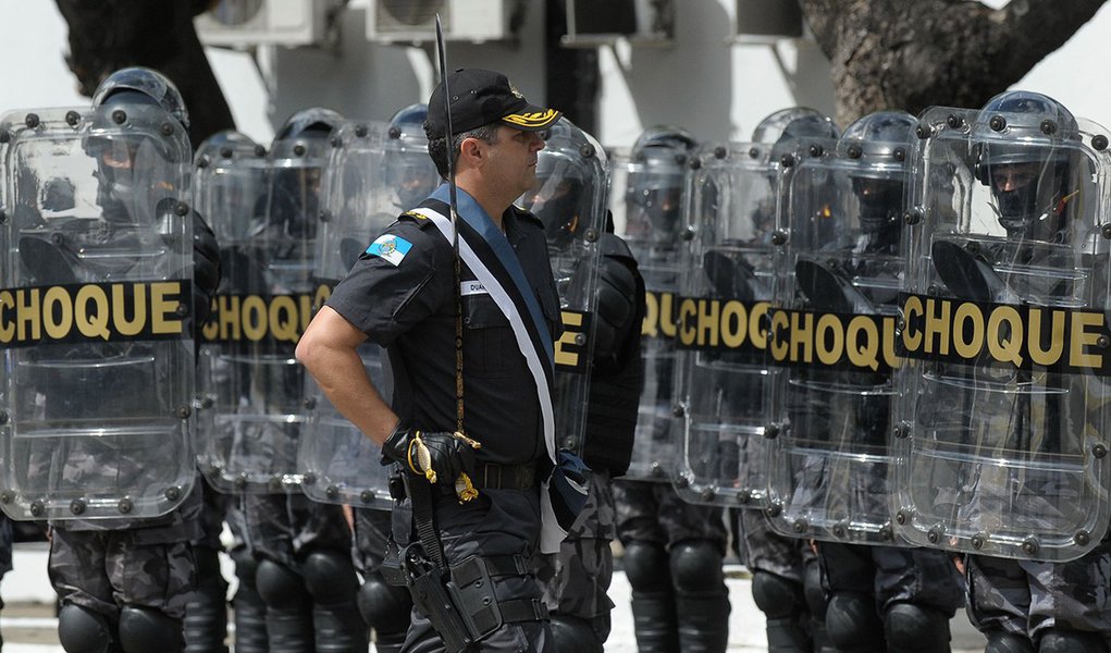 Rio de Janeiro - O Coronel Alberto Pinheiro Neto passa o Comando-Geral da PMRJ para o Coronel Edison Duarte dos Santos Júnior no Batalhão de Choque da PM, centro da cidade (Tânia Rêgo/Agência Brasil) (Foto: Leonardo Lucena) Rio de Janeiro - O Coronel Alberto Pinheiro Neto passa o Comando-Geral da PMRJ para o Coronel Edison Duarte dos Santos Júnior no Batalhão de Choque da PM, centro da cidade (Tânia Rêgo/Agência Brasil)
