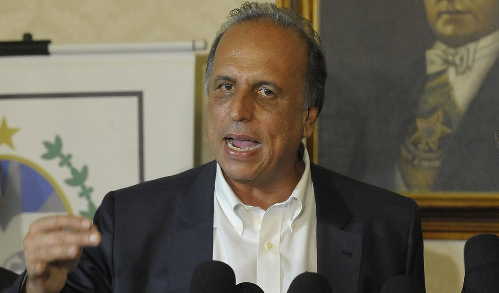 Rio de Janeiro - Governador Luiz Fernando Pezão e o secretário de Atenção à Saúde do MS, Alberto Beltrame, anunciam situação de emergência e repasse de verbas para conter a crise no setor (Fernando Frazão/Agência Brasil) (Foto: Leonardo Lucena) Rio de Janeiro - Governador Luiz Fernando Pezão e o secretário de Atenção à Saúde do MS, Alberto Beltrame, anunciam situação de emergência e repasse de verbas para conter a crise no setor (Fernando Frazão/Agência Brasil)