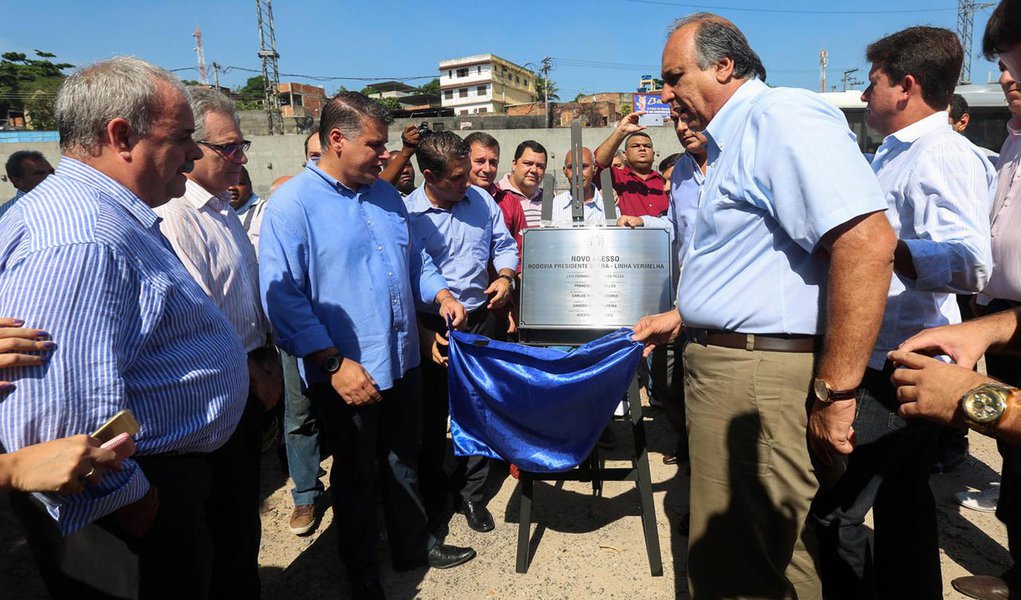 26-03-2015; São João de Meriti - RJ; Governador Luiz Fernando Pezão na inauguração do acesso para a pista expressa da Dutra, altura do km 168, sentido Nova Iguaçu; Foto: Shana Reis (Foto: Roberta Namour) 26-03-2015; São João de Meriti - RJ; Governador Luiz Fernando Pezão na inauguração do acesso para a pista expressa da Dutra, altura do km 168, sentido Nova Iguaçu; Foto: Shana Reis