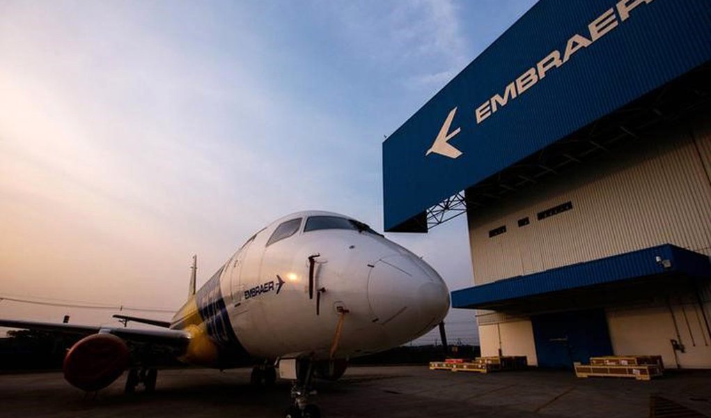Avião Embraer E-175 na fábrica da empresa, em São Jose dos Campos. 16/10/2014 REUTERS/Roosevelt Cassio (Foto: Miguel do Rosário) Avião Embraer E-175 na fábrica da empresa, em São Jose dos Campos. 16/10/2014 REUTERS/Roosevelt Cassio