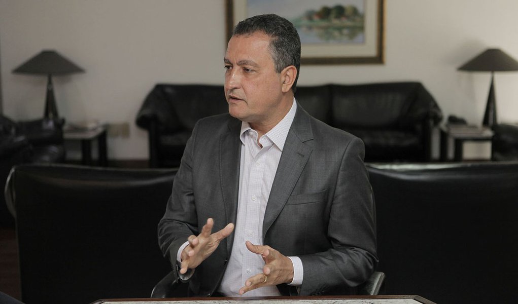 Governador Rui Costa, faz o último programa Digaí Governador de 2015, jundo com Edmundo Filho. Foto Mateus Pereira/GOVBA (Foto: Romulo Faro) Governador Rui Costa, faz o último programa Digaí Governador de 2015, jundo com Edmundo Filho. Foto Mateus Pereira/GOVBA