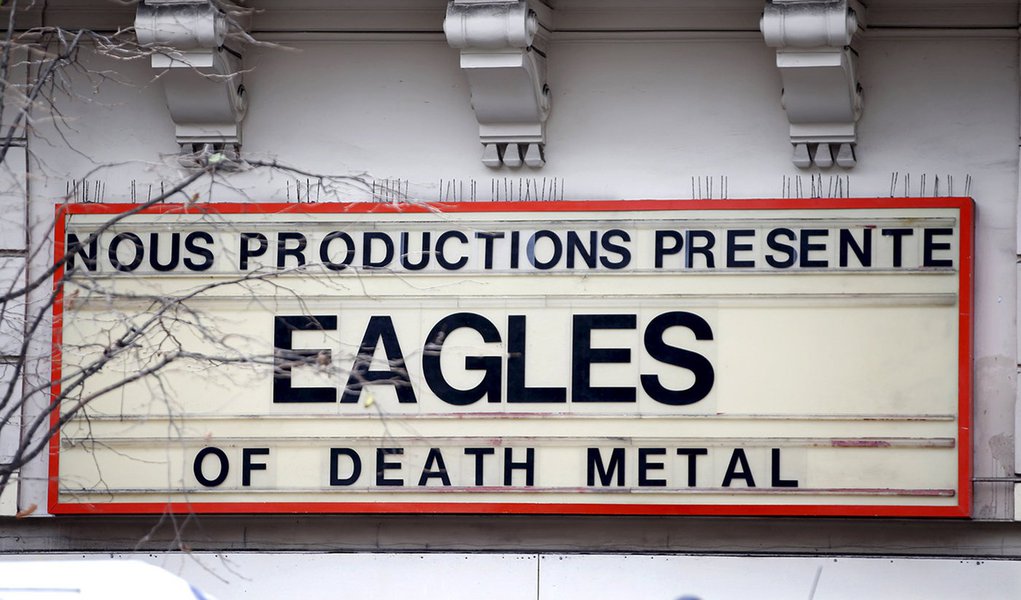 Cartaz de divulgação de show da banda Eagles of Death Metal no Bataclan, em Paris. 21/11/2015 REUTERS/Charles Platiau (Foto: Gisele Federicce) Cartaz de divulgação de show da banda Eagles of Death Metal no Bataclan, em Paris. 21/11/2015 REUTERS/Charles Platiau