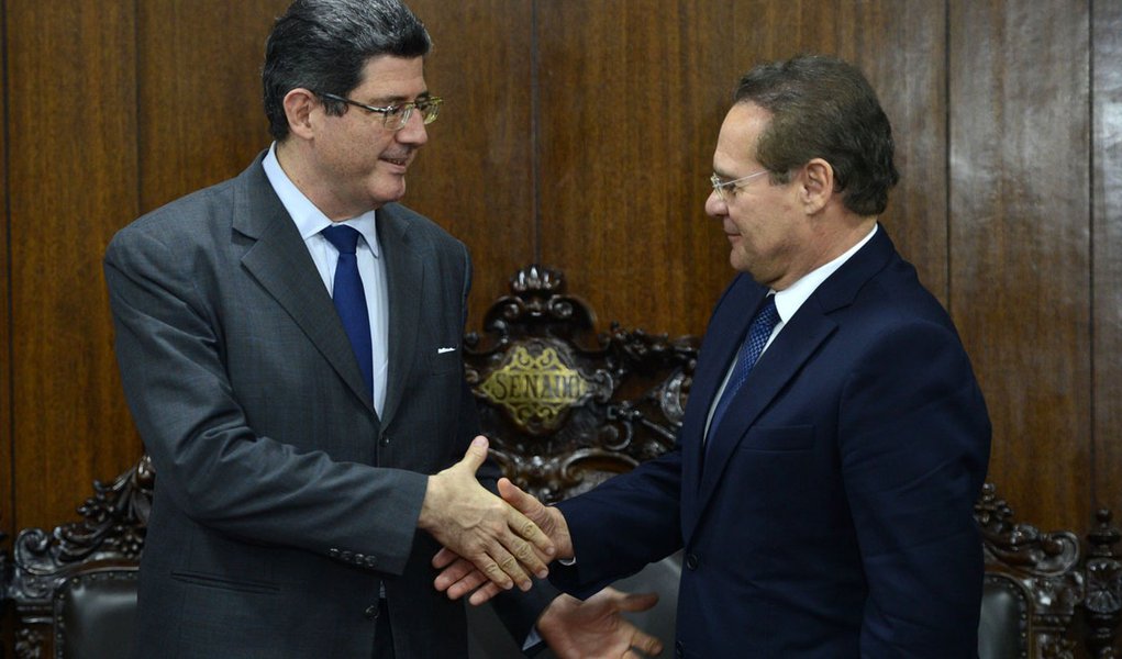 30/03/2015 - Presidente do Senado, Renan Calheiros, recebe em audiência o ministro da Fazenda, Joaquim Levy (Fabio Rodrigues Pozzebom/Agência Brasil) (Foto: Roberta Namour) 30/03/2015 - Presidente do Senado, Renan Calheiros, recebe em audiência o ministro da Fazenda, Joaquim Levy (Fabio Rodrigues Pozzebom/Agência Brasil)