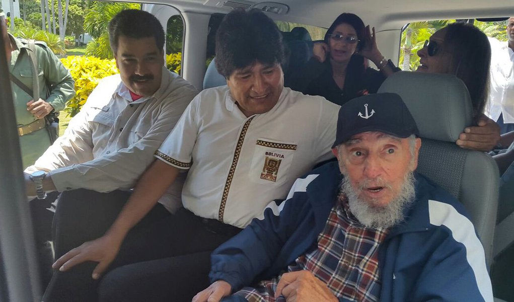 Ex-presidente cubano Fidel Castro (direita) ao lado dos presidentes da Bolívia, Evo Morales (centro), e da Venezuela, Nicolás Maduro, dentro de um veículo em Havana, Cuba, nesta quinta-feira. 13/08/2015 REUTERS/Agência Boliviana de Información/Divulgação (Foto: Gisele Federicce) Ex-presidente cubano Fidel Castro (direita) ao lado dos presidentes da Bolívia, Evo Morales (centro), e da Venezuela, Nicolás Maduro, dentro de um veículo em Havana, Cuba, nesta quinta-feira. 13/08/2015 REUTERS/Agência Boliviana de Información/Divulgação