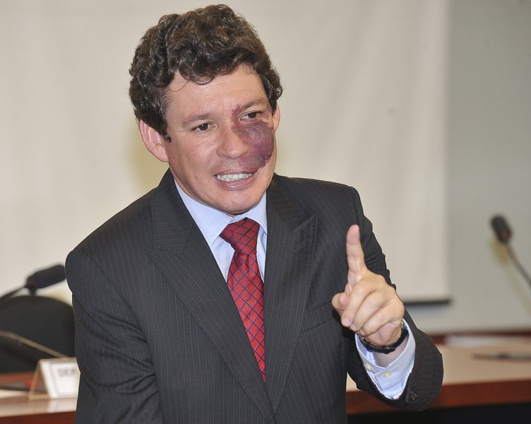 Bras�lia - O presidente da Comiss�o Especial de Pol�ticas P�blicas de Combate �s Drogas, deputado Reginaldo Lopes, durante apresenta��o do parecer do relator, deputado Givaldo Carimb�o, para vota��o na Comiss�o. O relat�rio tem mais de 300 p�ginas. A comi (Foto: Leonardo Lucena) Bras�lia - O presidente da Comiss�o Especial de Pol�ticas P�blicas de Combate �s Drogas, deputado Reginaldo Lopes, durante apresenta��o do parecer do relator, deputado Givaldo Carimb�o, para vota��o na Comiss�o. O relat�rio tem mais de 300 p�ginas. A comi