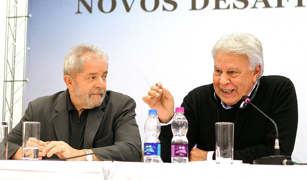22/06/2015 - São Paulo - O Instituto Lula realizou nesta segunda-feira (22) a conferência “Novos desafios da democracia”, seguida de debate com o ex-presidente do Governo da Espanha, Felipe González. O evento, realizado em parceria com as Fundações Friedr (Foto: Gisele Federicce) 22/06/2015 - São Paulo - O Instituto Lula realizou nesta segunda-feira (22) a conferência “Novos desafios da democracia”, seguida de debate com o ex-presidente do Governo da Espanha, Felipe González. O evento, realizado em parceria com as Fundações Friedr