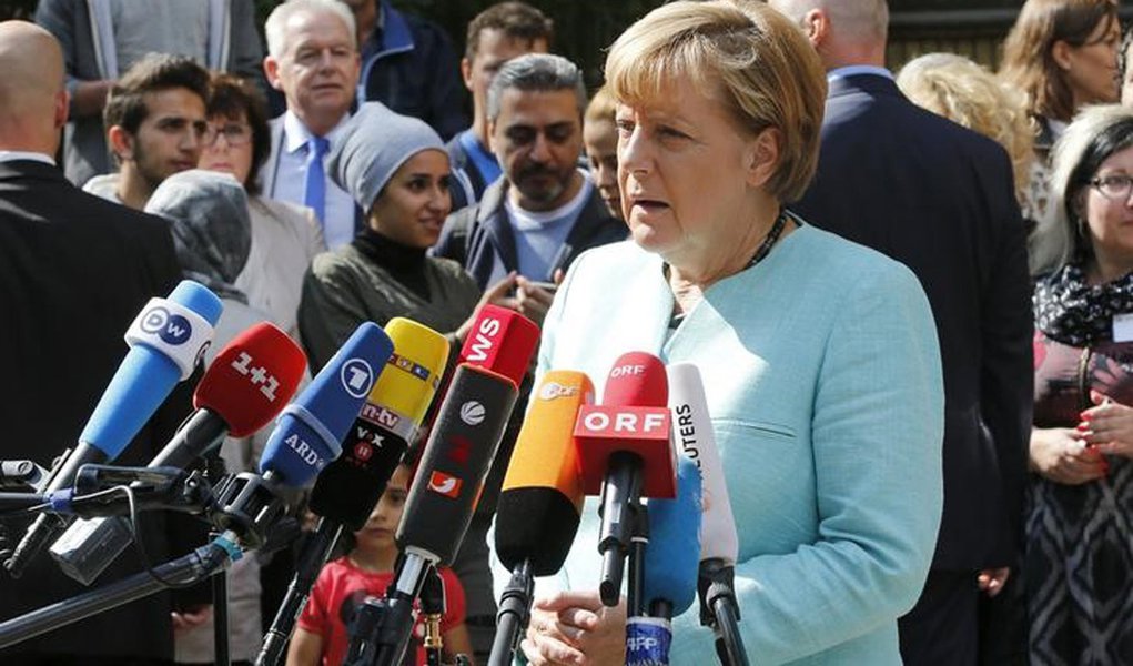 Chanceler alemã, Angela Merkel, fala à imprensa durante visita a um campo de refugiados, em Berlim, na Alemanha, nesta quinta-feira. 10/09/2015 REUTERS/Fabrizio Bensch (Foto: José Barbacena) Chanceler alemã, Angela Merkel, fala à imprensa durante visita a um campo de refugiados, em Berlim, na Alemanha, nesta quinta-feira. 10/09/2015 REUTERS/Fabrizio Bensch