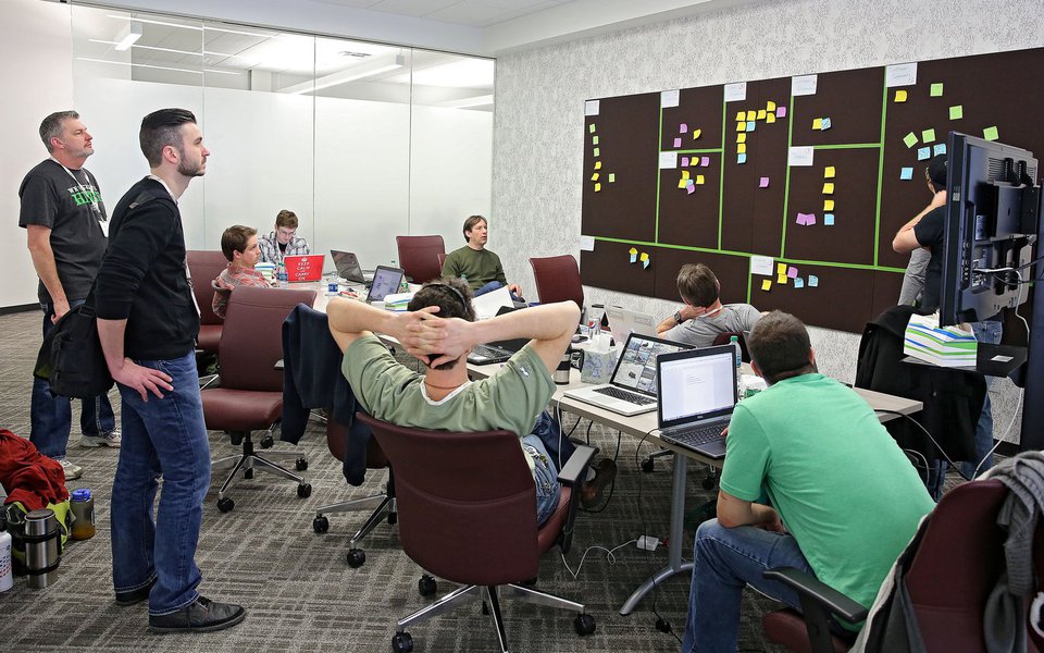 A team works on their project in a conference room during a Startup Weekend event at the Cedar Rapids Metro Economic Alliance in Cedar Rapids on Saturday, March 1, 2014. (Stephen Mally/The Gazette-KCRG TV9) (Foto: Luis Mauro Queiroz) A team works on their project in a conference room during a Startup Weekend event at the Cedar Rapids Metro Economic Alliance in Cedar Rapids on Saturday, March 1, 2014. (Stephen Mally/The Gazette-KCRG TV9)