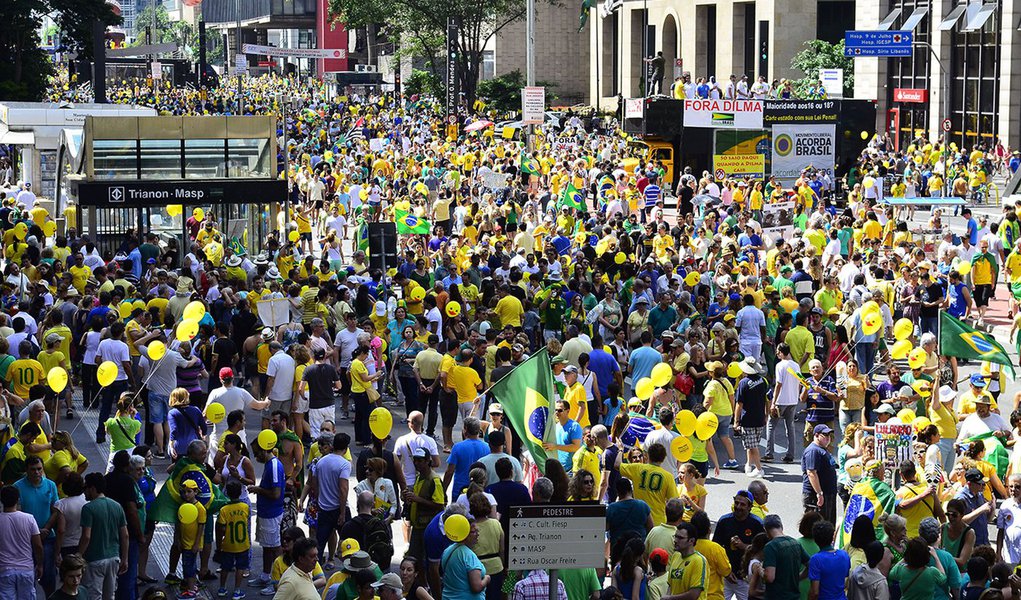 São Paulo - Manifestantes favoráveis ao impeachment da presidenta Dilma Rousseff concentram-se na Avenida Paulista, região central da capital (Rovena Rosa/Agência Brasil) (Foto: Giuliana Miranda) São Paulo - Manifestantes favoráveis ao impeachment da presidenta Dilma Rousseff concentram-se na Avenida Paulista, região central da capital (Rovena Rosa/Agência Brasil)